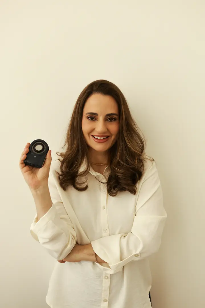 Dra. Viviane Curi segurando um dermatoscópio