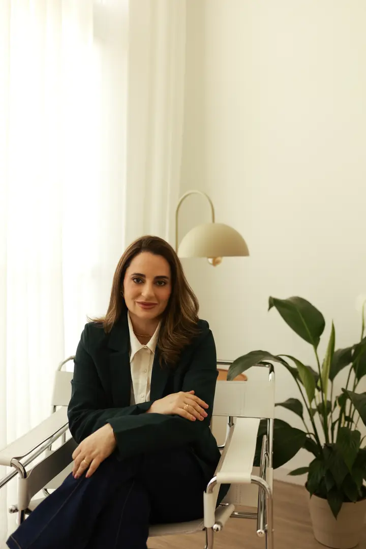 Retrato da Dra. Viviane Curi sentada no consultório